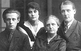 1930 г. Аркадий Михайлович Мерков с матерью, сестрой и братом.