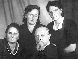 1953 г. Аркадий Михайлович Мерков с женой и дочерьми после реабилитации