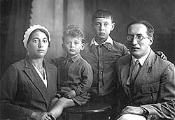 Болеслав Яковлевич Смулевич с женой Каролей Иосифовной Герман-Смулевич и сыновьями Владимиром и Анатолием