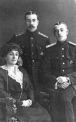 1915 год. В.В. Паевский (в центре) с матерью Анной Алексеевной и братом Сергеем