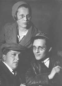 1933 год. А.Я. Боярский (справа), его жена Вера Николаевна Максимова и старший брат Соломон, приехавший из ЮАР