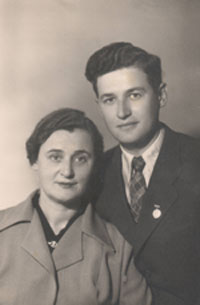 С матерью Валентиной Родионовной, 1951