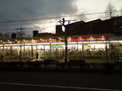 "Ночной" веломагазин на улице Хигасиоджи