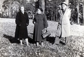 Юрий Авксентьевич с женой Ольгой и В.С. Стешенко на прогулке в воскресный день.