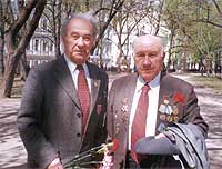 На Гоголевском бульваре с В.П. Максаковским. 9 мая 2003 года